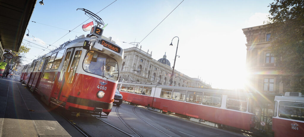 Tram in front of the Natural History Museum, Ringstraße, Vienna © Wiener Linien